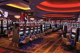 saldo5d mobile app interface showing slot games and live casino options